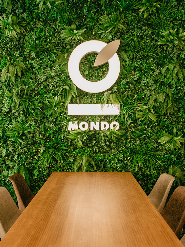 Diseño y desarrollo de identidad visual corporativa para restaurante Mondo. Fotografía detalle entrada principal.
